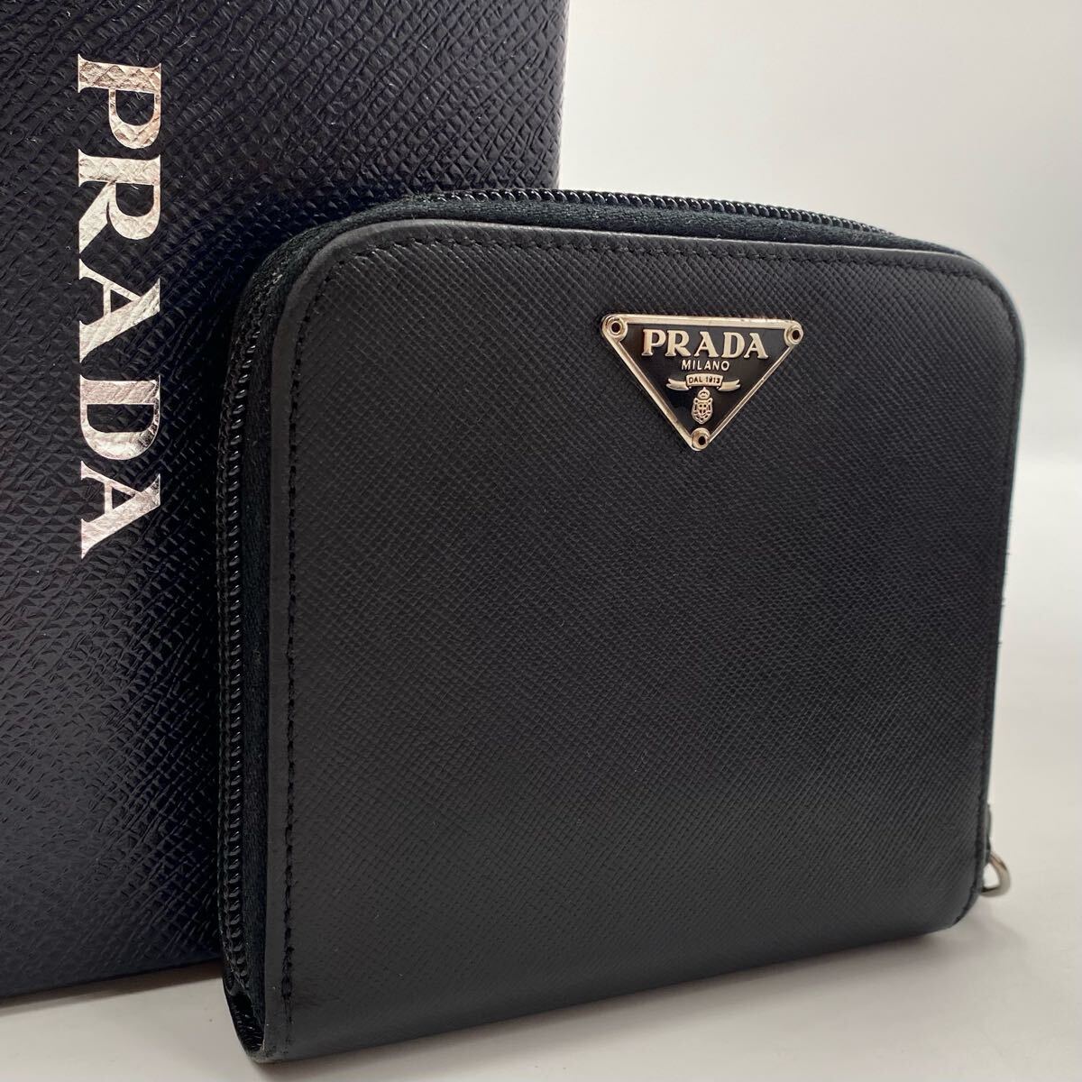60【極美品】プラダ PRADA サフィアーノ レザー 二つ折り 60【極美品】プラダ PRADA サフィアーノ レザー 二つ折り