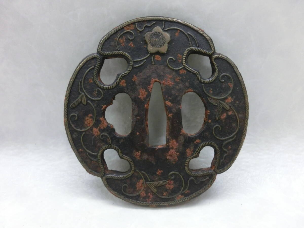 39941B 鍔 日本刀鍔 鉄地 無銘 花図 ハート 139.8g 直径8.0cm 39941B 鍔 日本刀鍔 鉄地 無銘 花図 ハート 139.8g 直径8.0cm