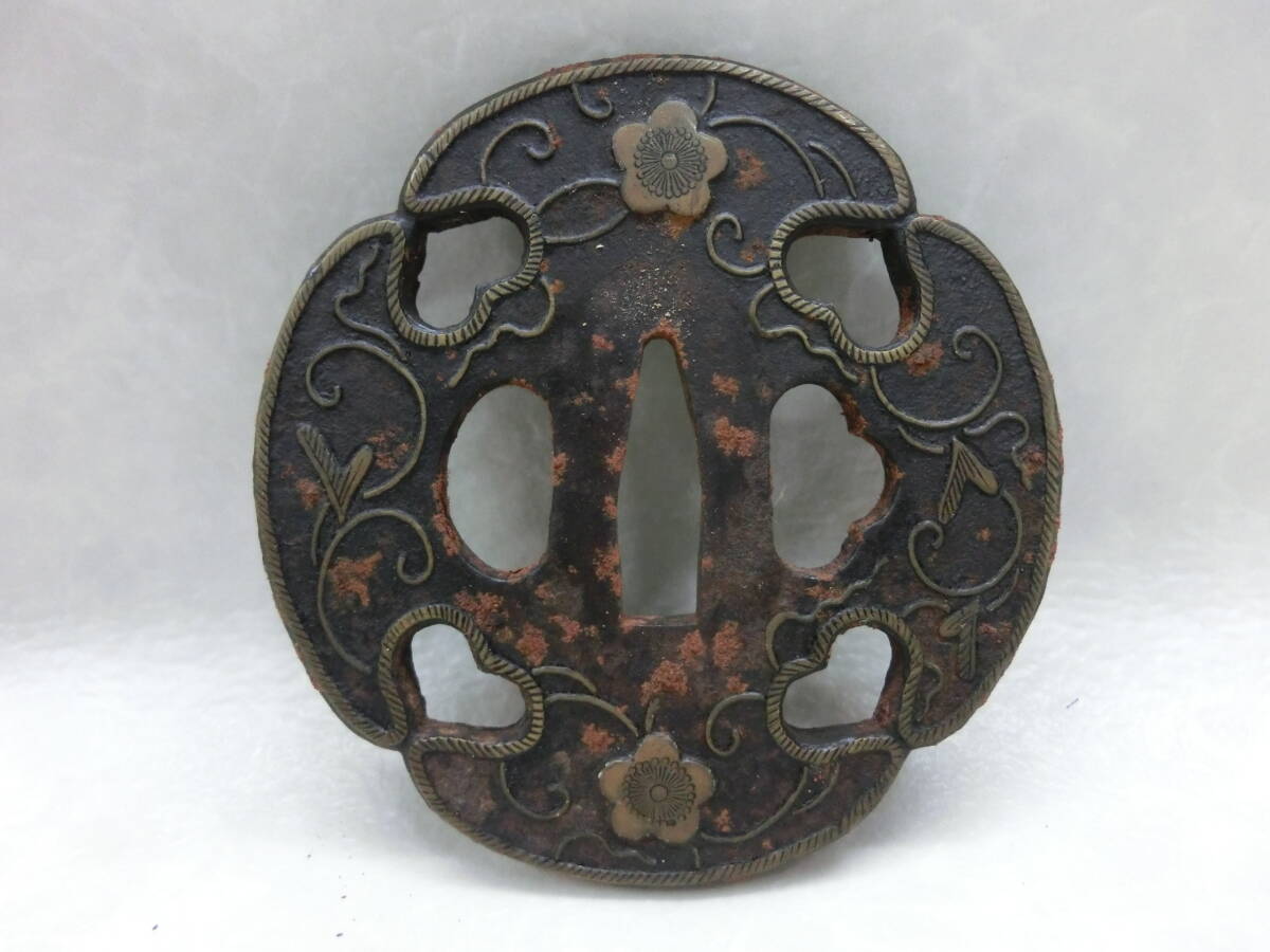 39941B 鍔 日本刀鍔 鉄地 無銘 花図 ハート 139.8g 直径8.0cm 39941B 鍔 日本刀鍔 鉄地 無銘 花図 ハート 139.8g 直径8.0cm