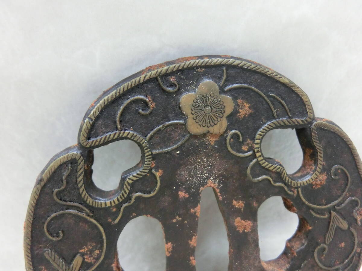 39941B 鍔 日本刀鍔 鉄地 無銘 花図 ハート 139.8g 直径8.0cm 39941B 鍔 日本刀鍔 鉄地 無銘 花図 ハート 139.8g 直径8.0cm