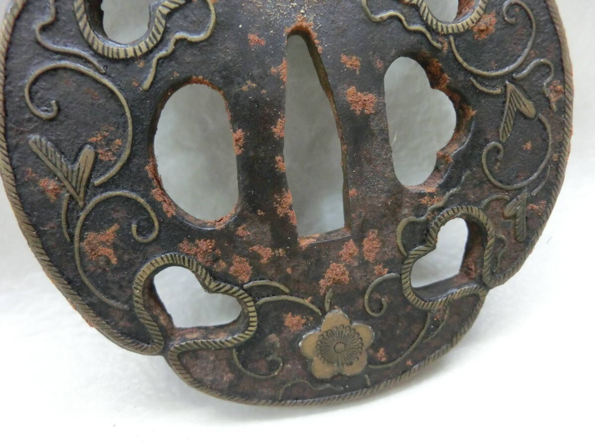 39941B 鍔 日本刀鍔 鉄地 無銘 花図 ハート 139.8g 直径8.0cm 39941B 鍔 日本刀鍔 鉄地 無銘 花図 ハート 139.8g 直径8.0cm