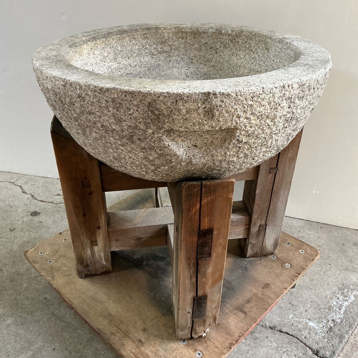 A966】引き取り限定 石臼 御影石 餅つき 直径57cm うす ウス A966】引き取り限定 石臼 御影石 餅つき 直径57cm うす ウス