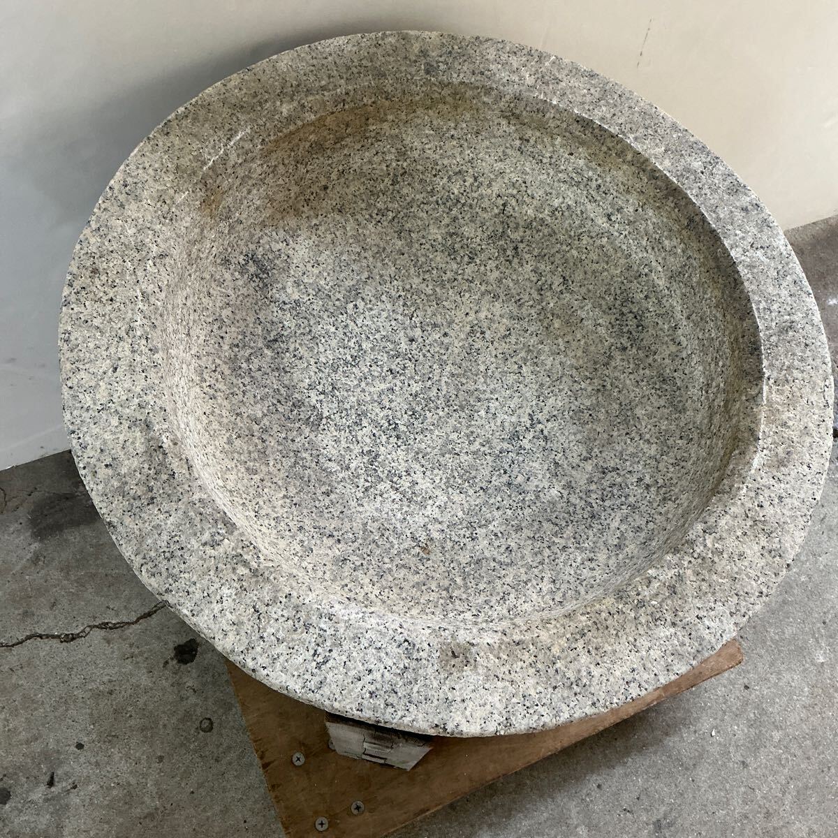 A966】引き取り限定 石臼 御影石 餅つき 直径57cm うす ウス A966】引き取り限定 石臼 御影石 餅つき 直径57cm うす ウス