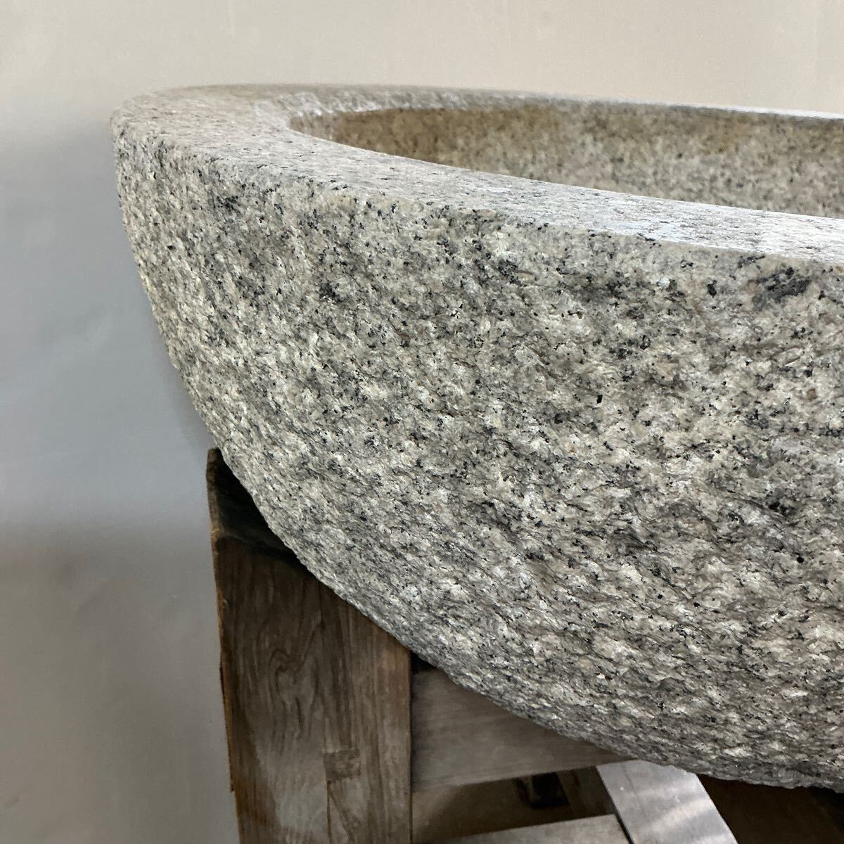 A966】引き取り限定 石臼 御影石 餅つき 直径57cm うす ウス A966】引き取り限定 石臼 御影石 餅つき 直径57cm うす ウス