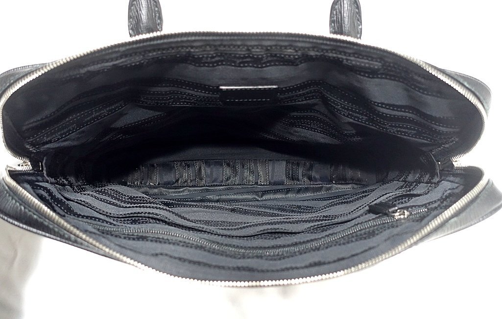 Ferragamo★モノグラムエンボス ジップ付きブリーフケース 定価25万 美品 Ferragamo フェラガモ エンボスレザー ロゴ 2WAY