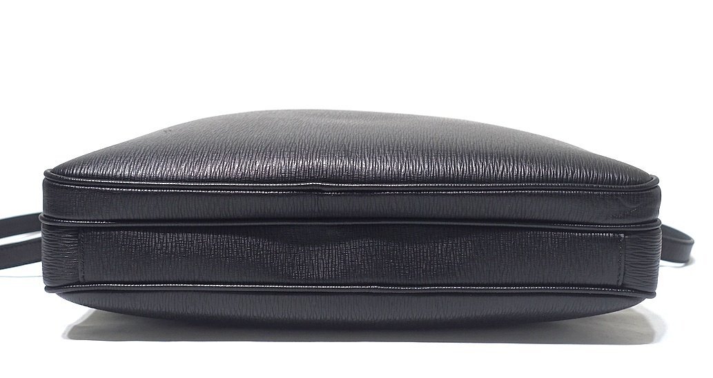 Ferragamo★モノグラムエンボス ジップ付きブリーフケース 定価25万 美品 Ferragamo フェラガモ エンボスレザー ロゴ 2WAY