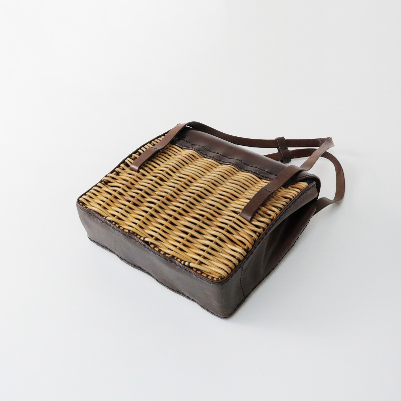エバゴス ebagos WHEN SLEEP ON THE LAWN ホースレザー × 紅籐 フラップ かごバッグ ■ブラウン ナチュラル【2400014331196】