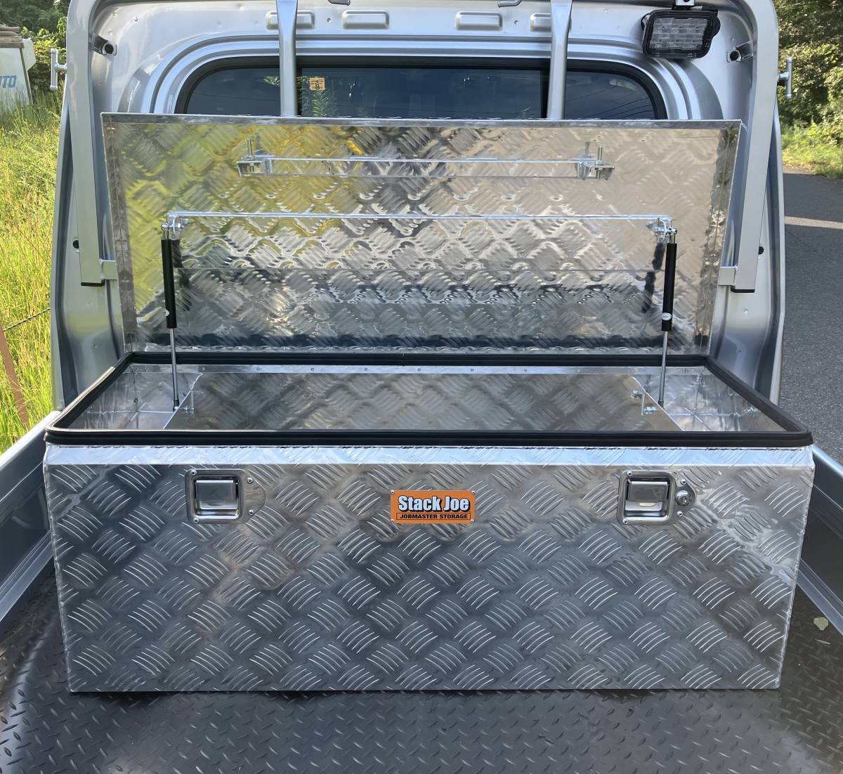 萬能アルミボックス　　工具箱 ツールボックス 軽トラ 荷臺 トラック 収納　縞板　サイズ1100×470×420mm　【送料無料】