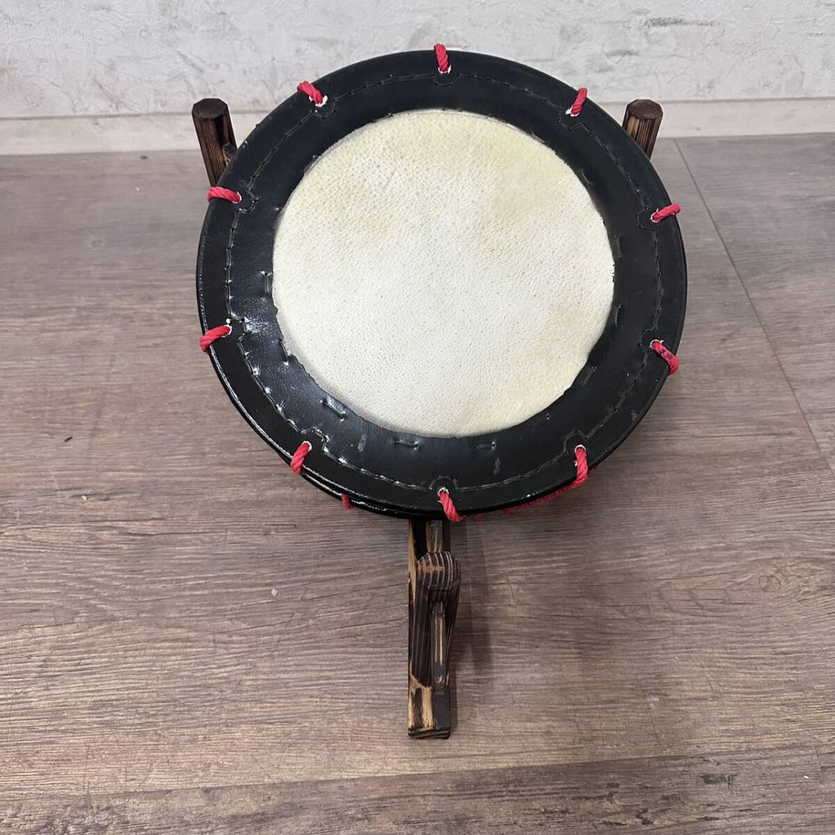 新品・未使用】 牛革 和太鼓 締め太鼓・バチ付き・台付き FG1072 新品・未使用】 牛革 和太鼓 締め太鼓・バチ付き・台付き FG1072