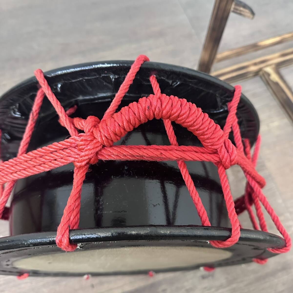 新品・未使用】 牛革 和太鼓 締め太鼓・バチ付き・台付き FG1072 新品・未使用】 牛革 和太鼓 締め太鼓・バチ付き・台付き FG1072