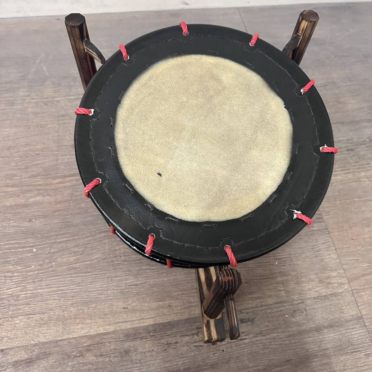 新品・未使用】 牛革 和太鼓 締め太鼓・バチ付き・台付き FG1072 新品・未使用】 牛革 和太鼓 締め太鼓・バチ付き・台付き FG1072