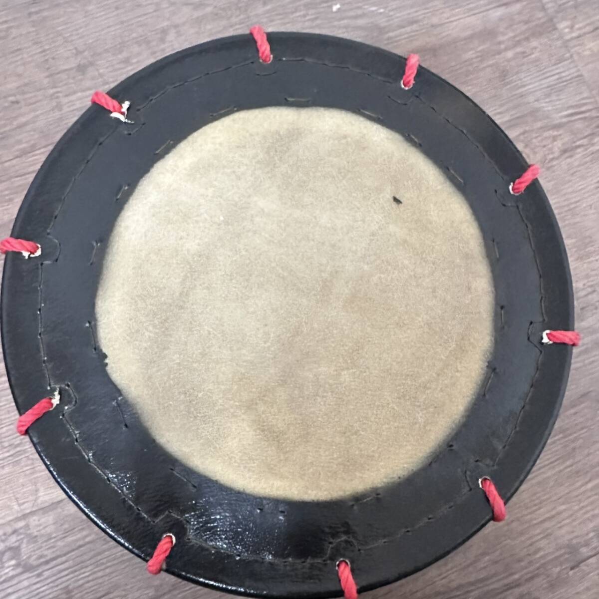新品・未使用】 牛革 和太鼓 締め太鼓・バチ付き・台付き FG1072 新品・未使用】 牛革 和太鼓 締め太鼓・バチ付き・台付き FG1072