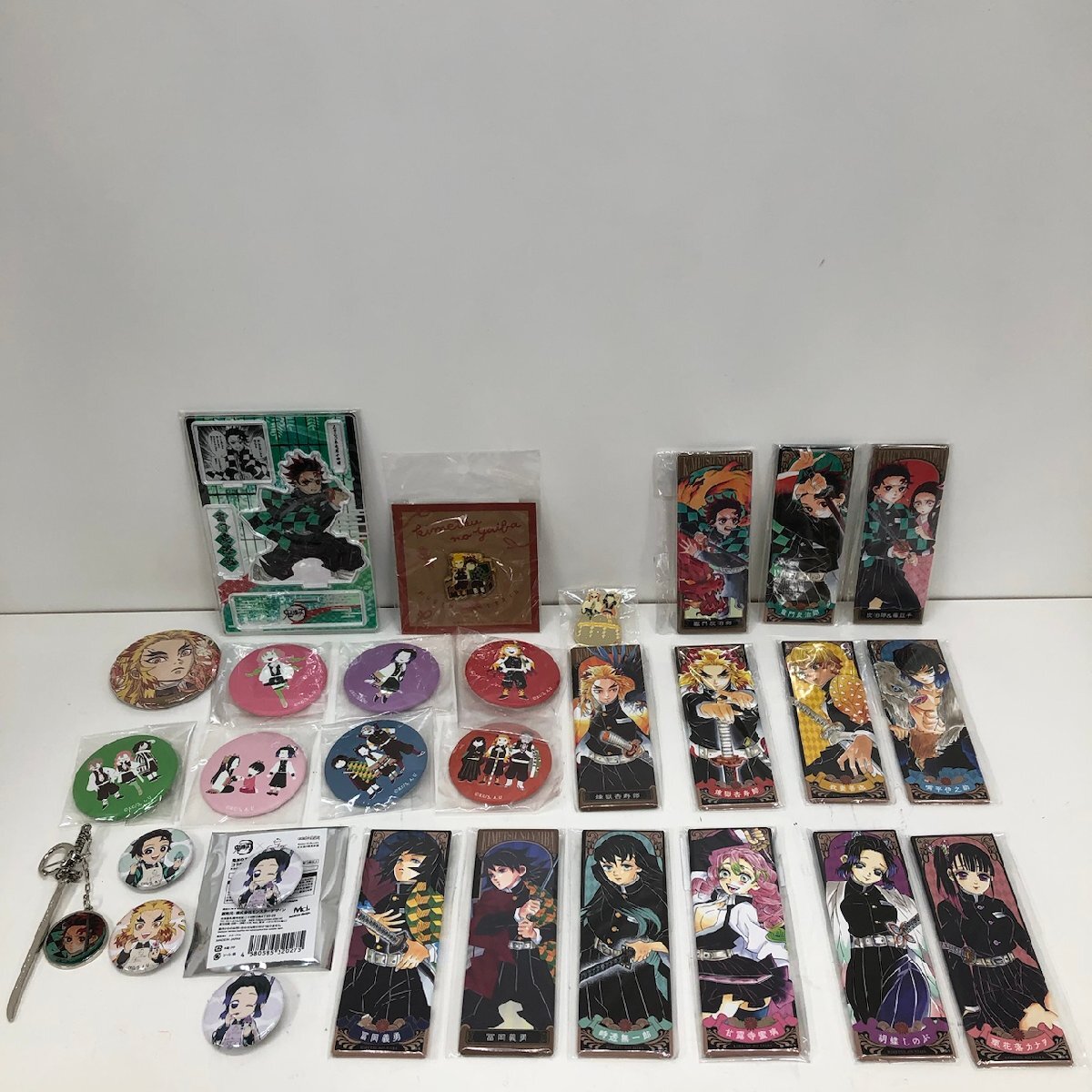 鬼滅の刃 グッズ まとめ売り 多数 アクスタ ラバスト 缶バッジ 鬼滅の刃 グッズ まとめ売り 多数 アクスタ ラバスト 缶バッジ