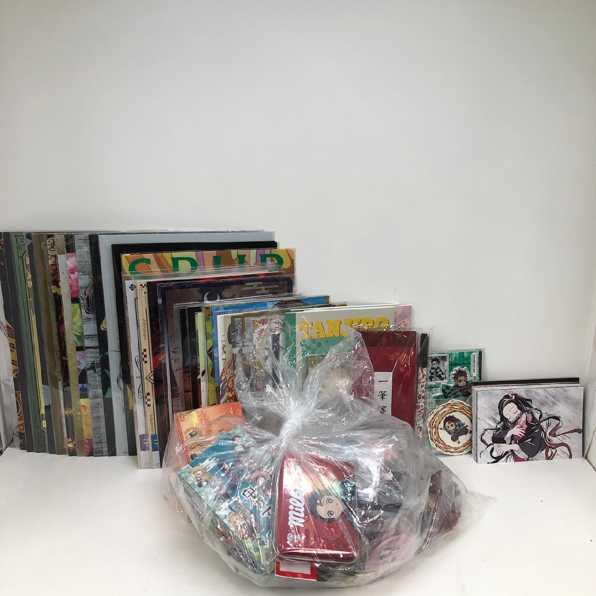 鬼滅の刃 グッズ まとめ売り 多数 アクスタ ラバスト 缶バッジ 鬼滅の刃 グッズ まとめ売り 多数 アクスタ ラバスト 缶バッジ