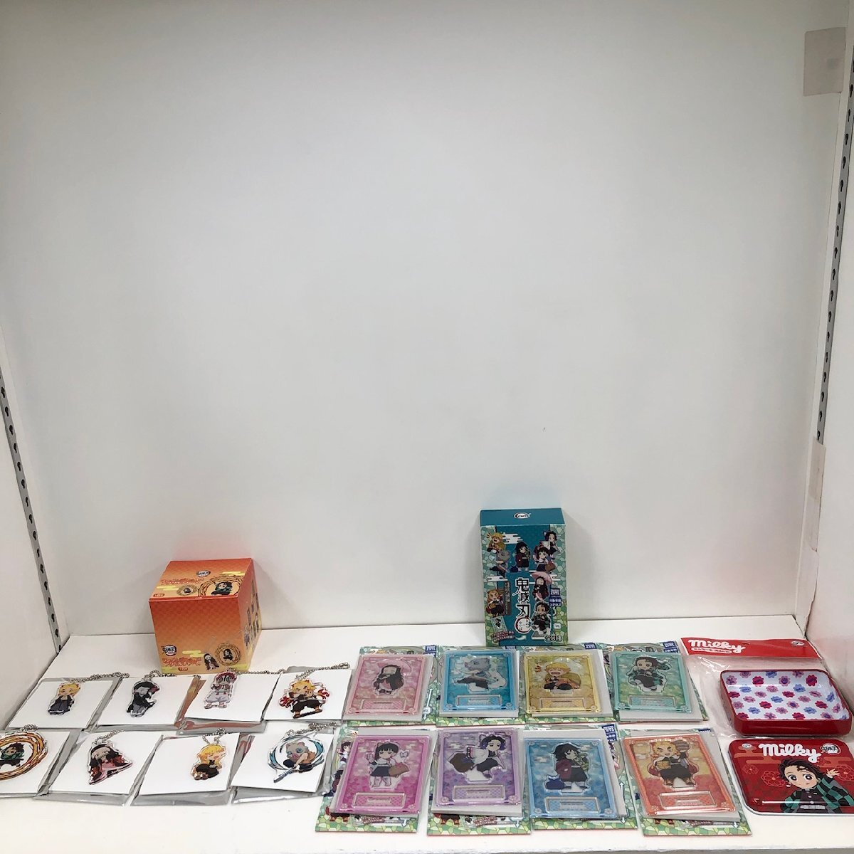 鬼滅の刃 グッズ まとめ売り 多数 アクスタ ラバスト 缶バッジ 鬼滅の刃 グッズ まとめ売り 多数 アクスタ ラバスト 缶バッジ