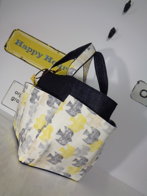 3?底マチ広めのキューブ型のバッグ?Bird 鳥★帆布と合わせて?長財布も入ります★布の軽いバッグ★ランチトートにも★北歐デザイン