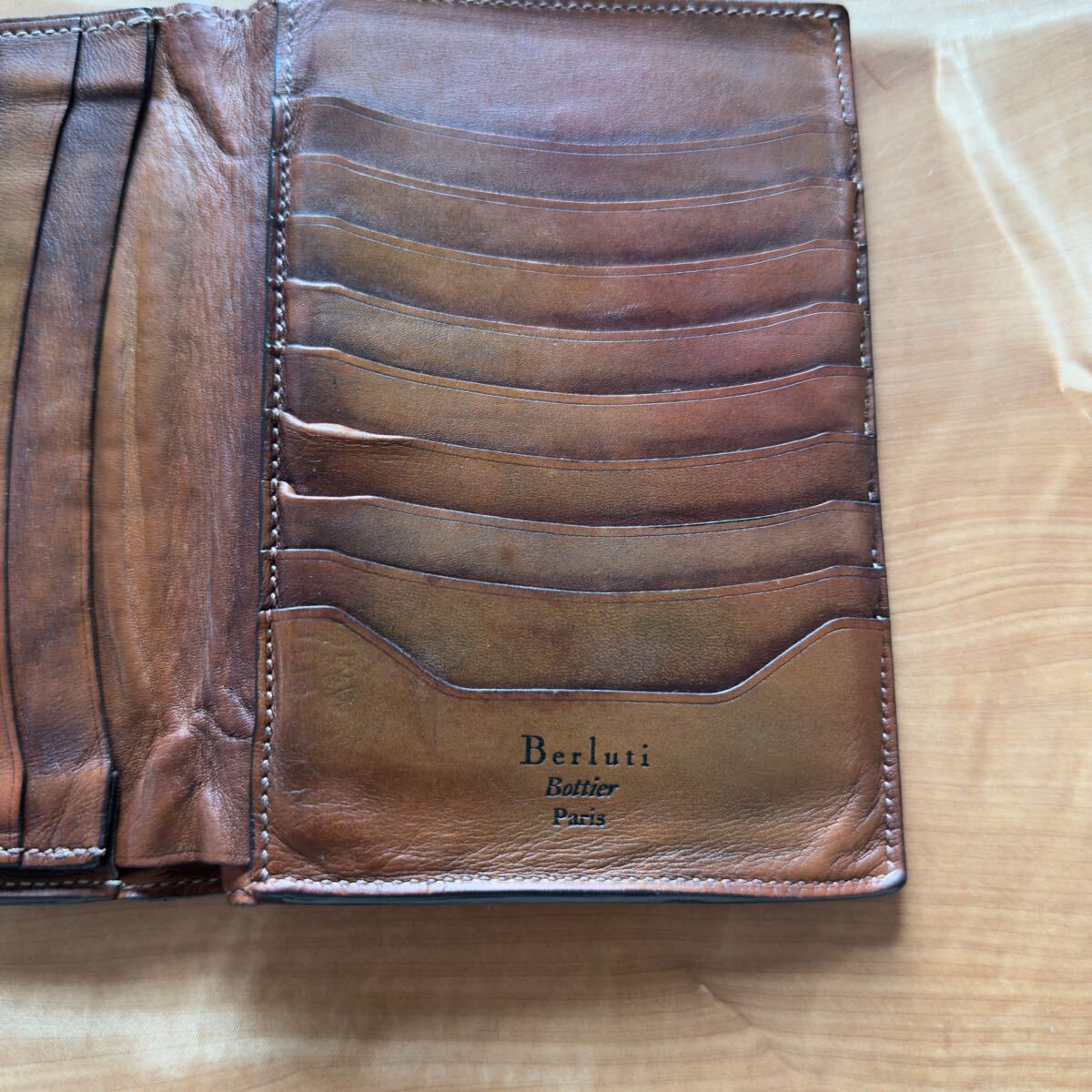 廃盤 25万円 ベルルッティ カリグラフィースクリットレザー三つ折り財布 廃盤 25万円 ベルルッティ カリグラフィースクリットレザー三つ折り財布