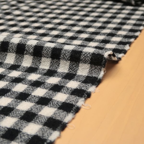 お買い得 ウールガーゼ生地 ウール100％ ワッシャー加工 ギンガムチェック オフ白×ブラック 50cm