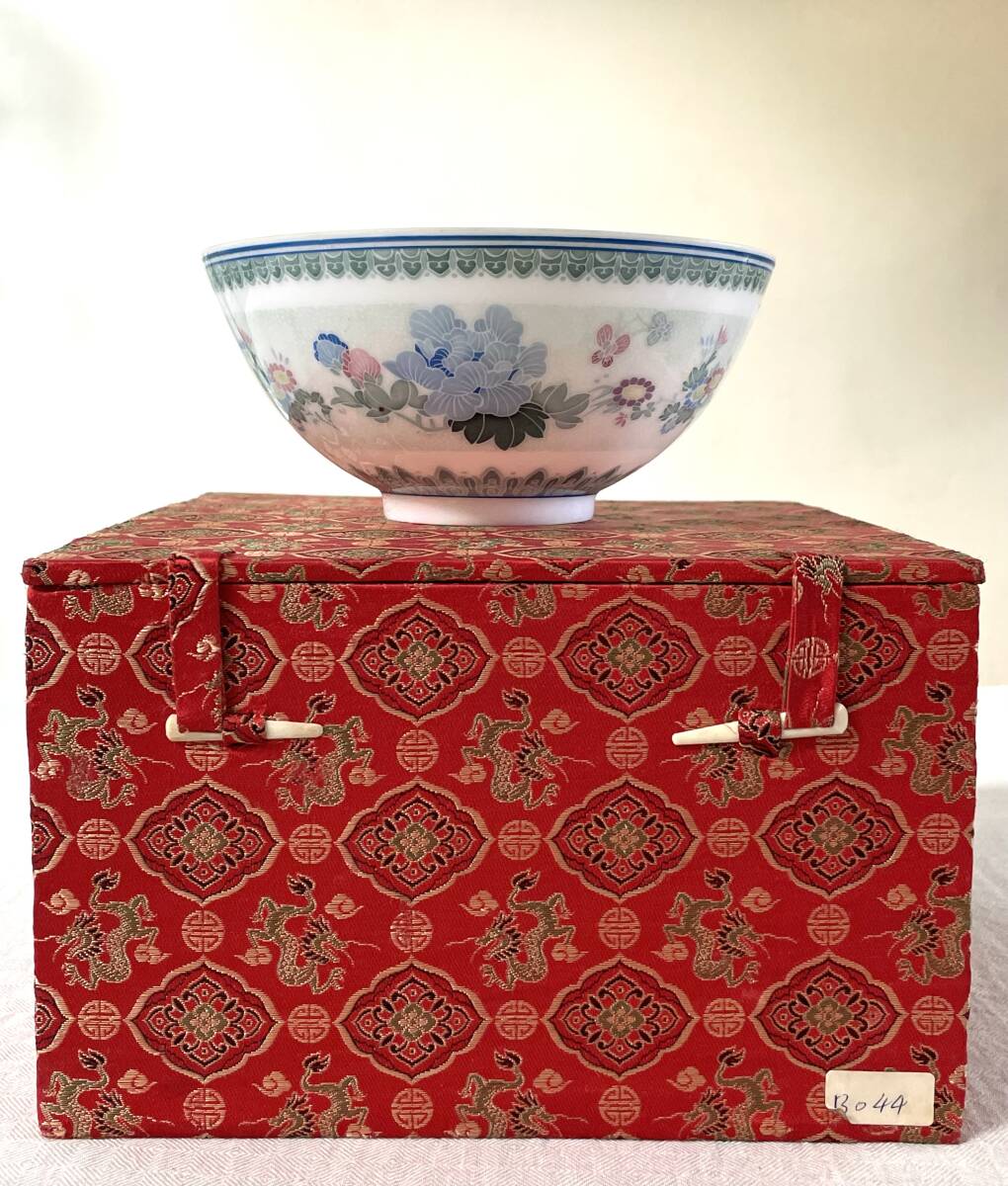 時代唐物】 景徳鎮製 粉彩花蝶図 薄胎碗 箱付 径15.5cm△ 検索 時代唐物】 景徳鎮製 粉彩花蝶図 薄胎碗 箱付 径15.5cm△ 検索