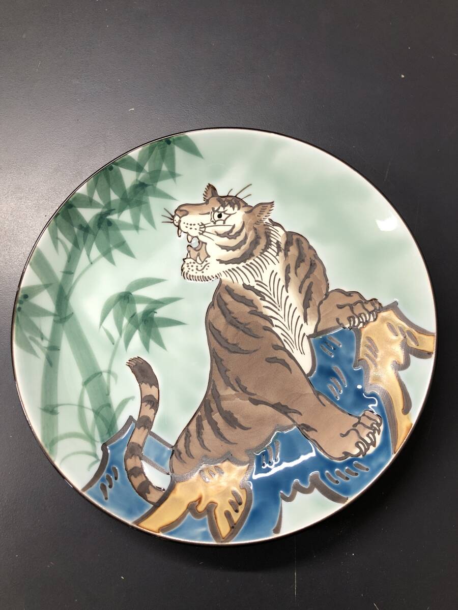 B3095 有田焼 秀峰作 干支 寅 トラ 虎 皿 直径約24cm 飾り皿 B3095 有田焼 秀峰作 干支 寅 トラ 虎 皿 直径約24cm 飾り皿