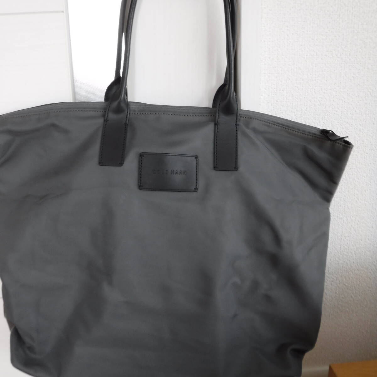 稅不要特価 新品!COLE HAAN コール?ハーン グレー×ブラック ロゴ入り 肩～OK 折りたたみ式 トートバッグ?ハンドバッグ 変色あり