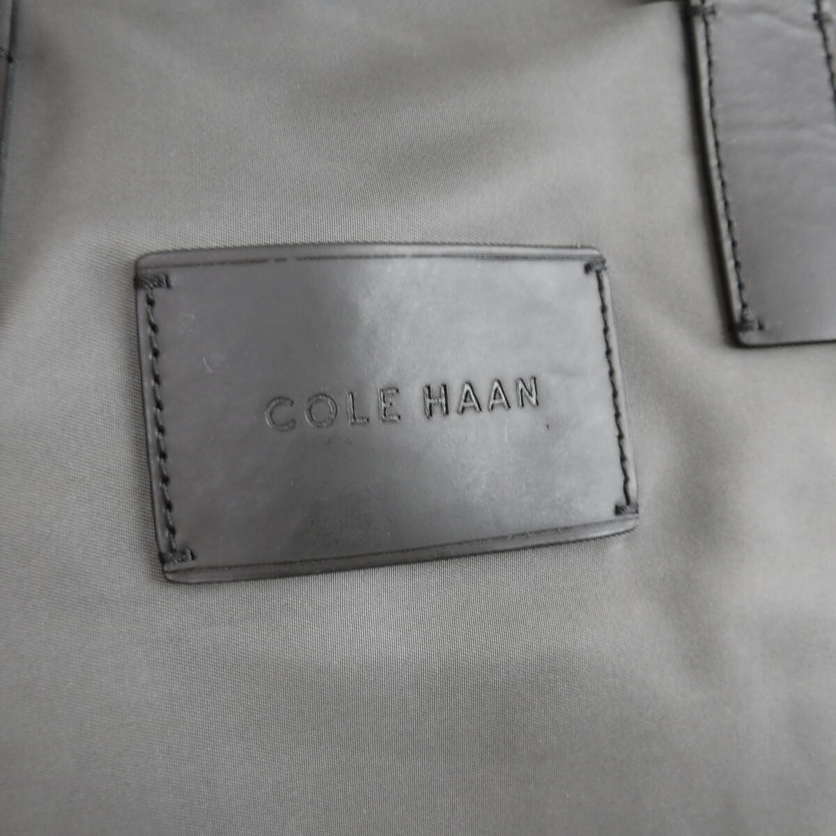 稅不要特価 新品!COLE HAAN コール?ハーン グレー×ブラック ロゴ入り 肩～OK 折りたたみ式 トートバッグ?ハンドバッグ 変色あり