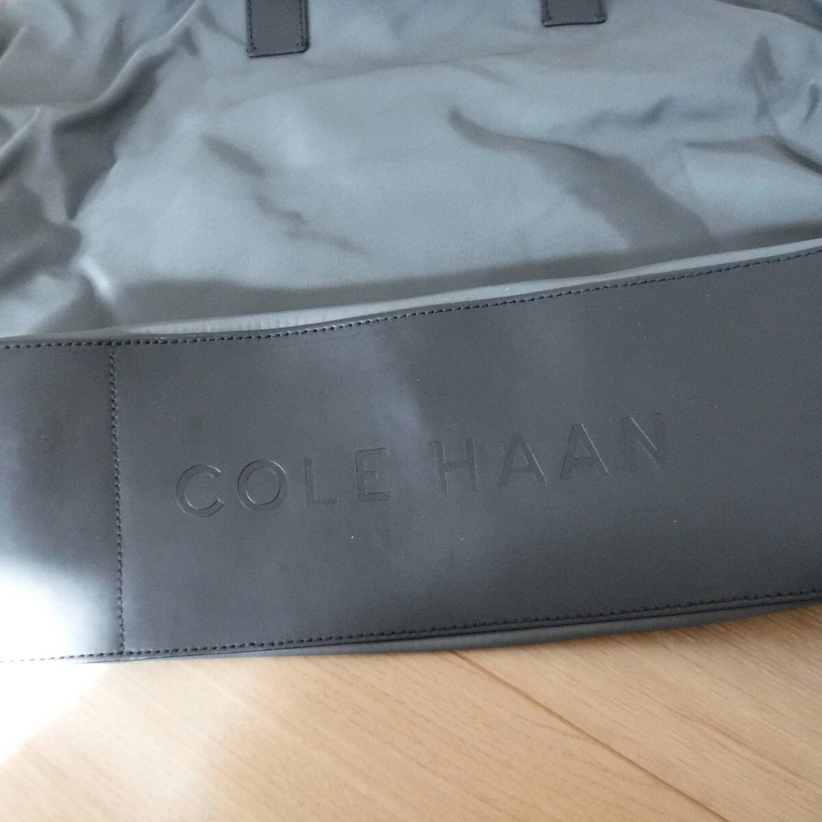 稅不要特価 新品!COLE HAAN コール?ハーン グレー×ブラック ロゴ入り 肩～OK 折りたたみ式 トートバッグ?ハンドバッグ 変色あり