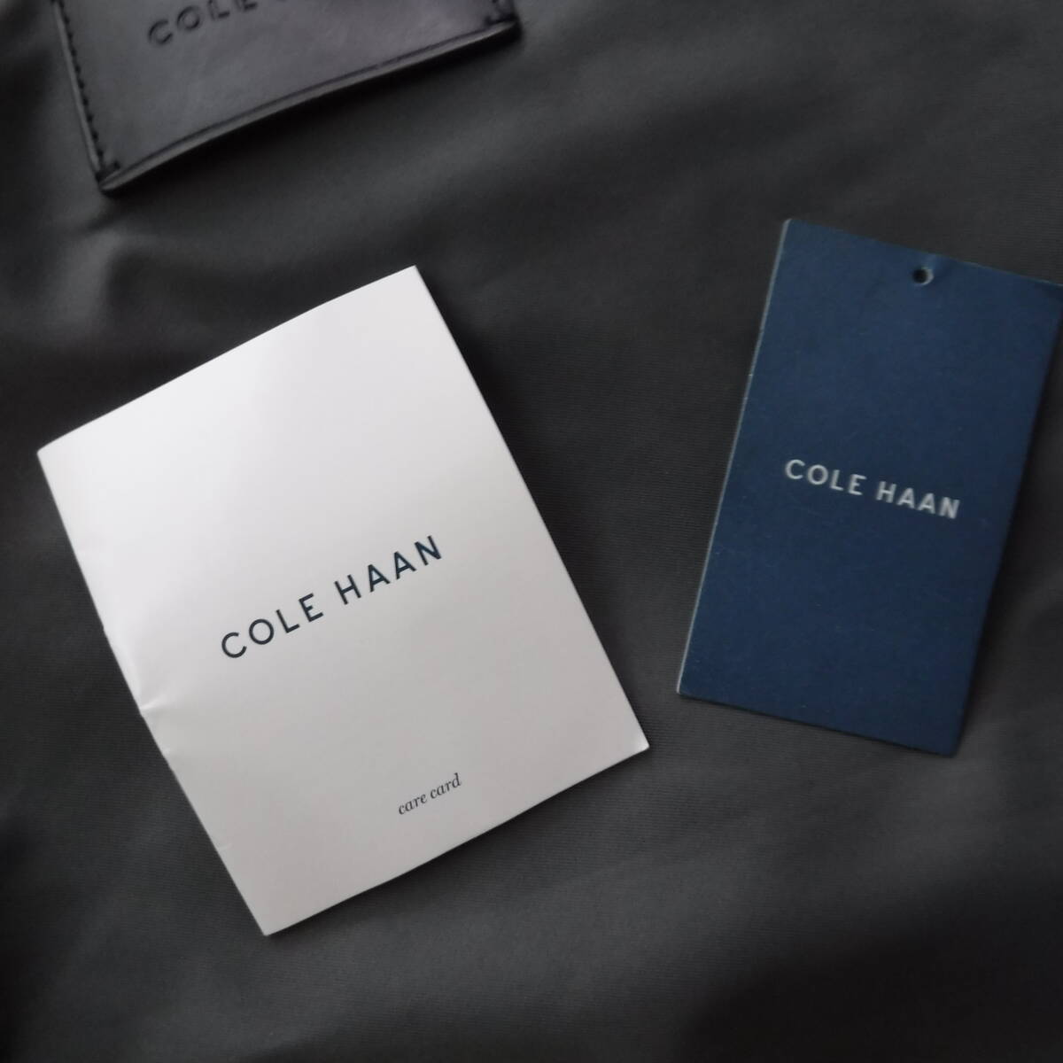 稅不要特価 新品!COLE HAAN コール?ハーン グレー×ブラック ロゴ入り 肩～OK 折りたたみ式 トートバッグ?ハンドバッグ 変色あり