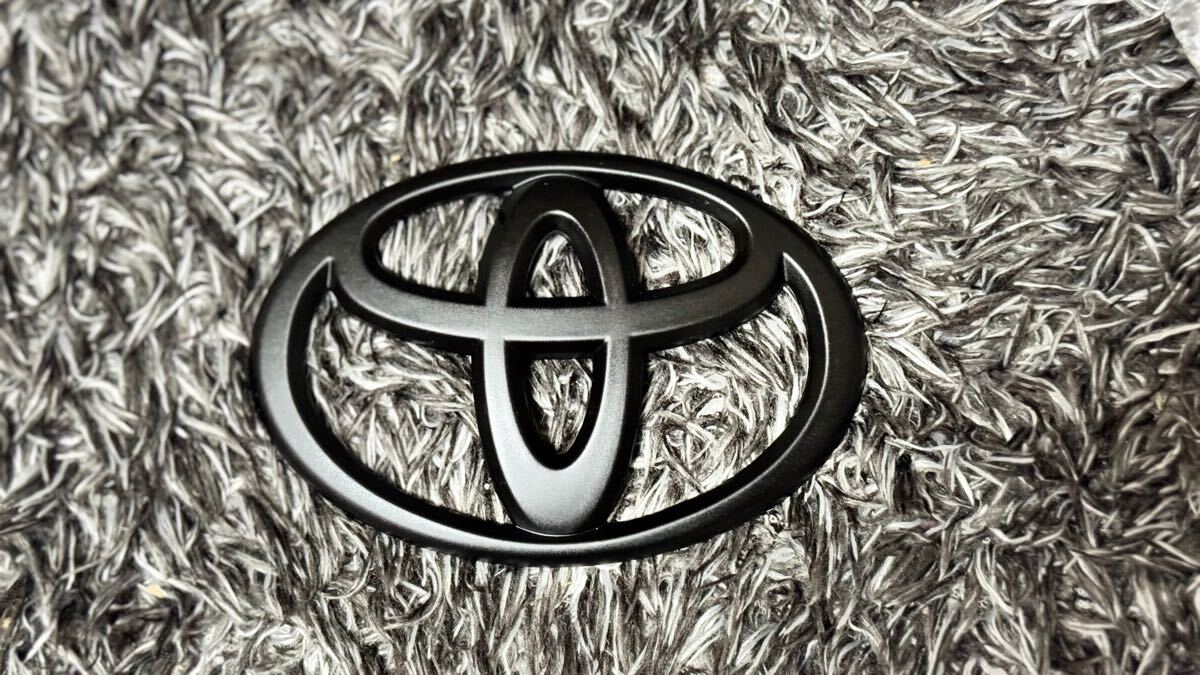 トヨタ エンブレム w150 マットブラック