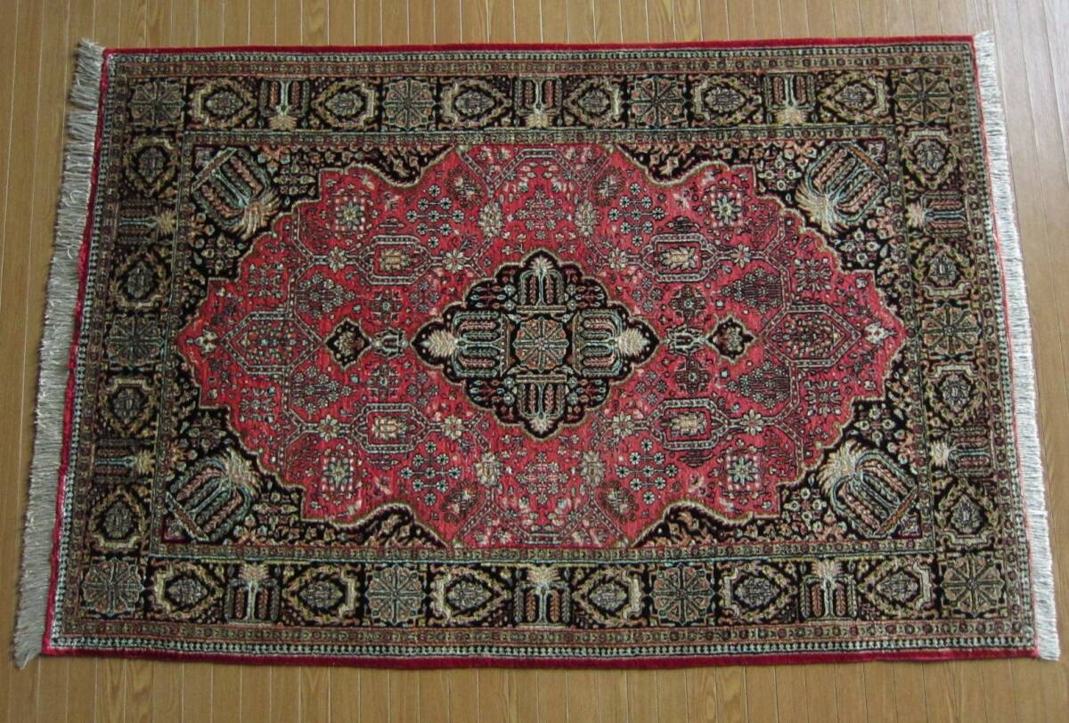 イラン、クム、シルクカーペット105x150cm。 イラン、クム、シルクカーペット105x150cm。 イラン、クム