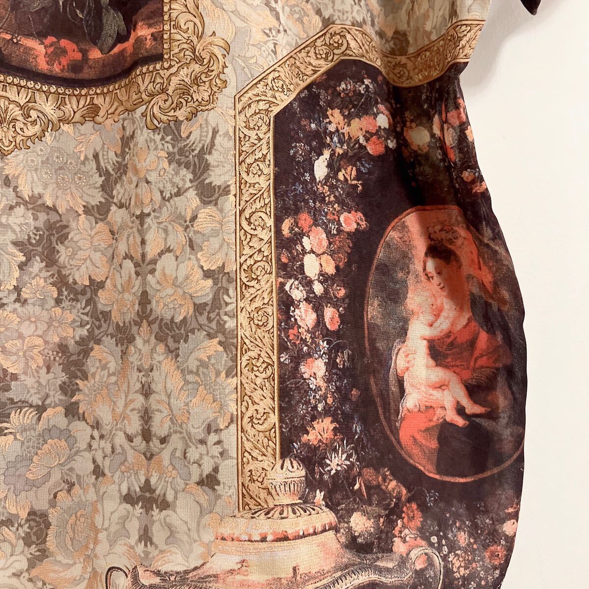 80's ヴィンテージ絵画プリントトップス　宗教画　総柄　 ブラウス Tシャツ カットソー 半袖　vintage 古着 ブラウン ヨーロピアン　シック_画像5