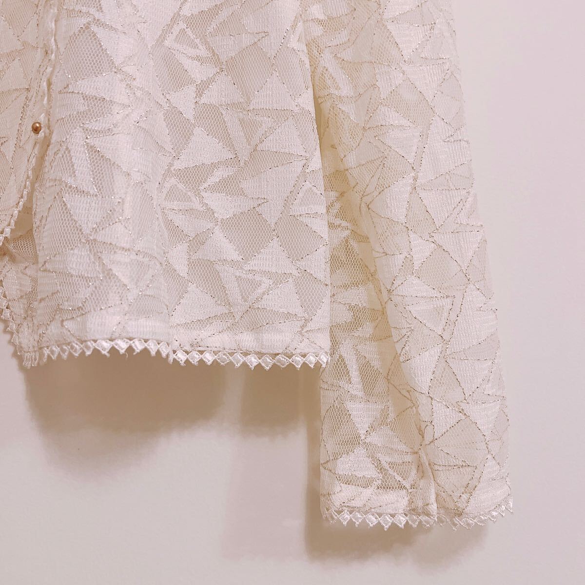 80's レイヤードデザインレースブラウス ヨーロピアン 珍しい幾何学レース 総柄 スタンドカラー ゴールドリボン 長袖トップス vintage_画像3