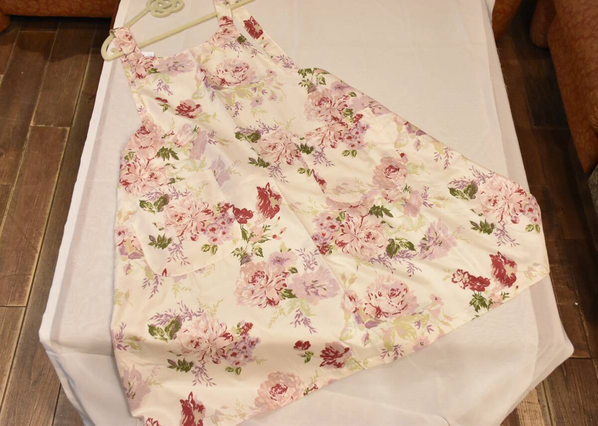 C-LE10*条件付き送料無料も有！エプロン*ローラ*薔薇*パープル系*ポケット2つ*バラ*ローズ*薄手*軽い*可愛い*