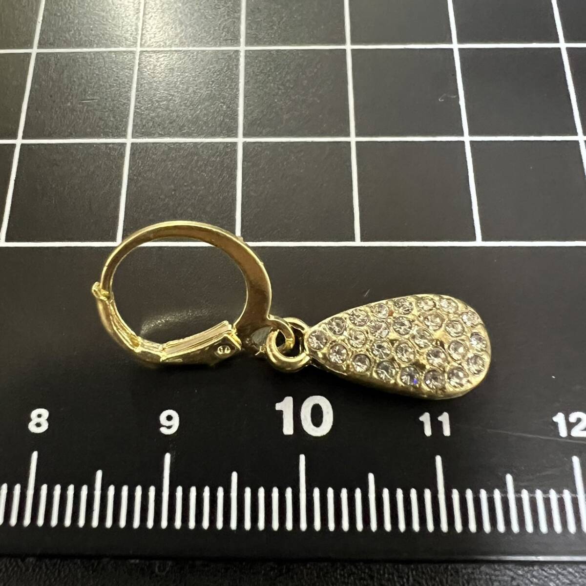 B578 匿名配送 リングピアス レディース ゴールド 雫型 ラインストーン ピアス フープピアス 揺れる ティアドロップ
