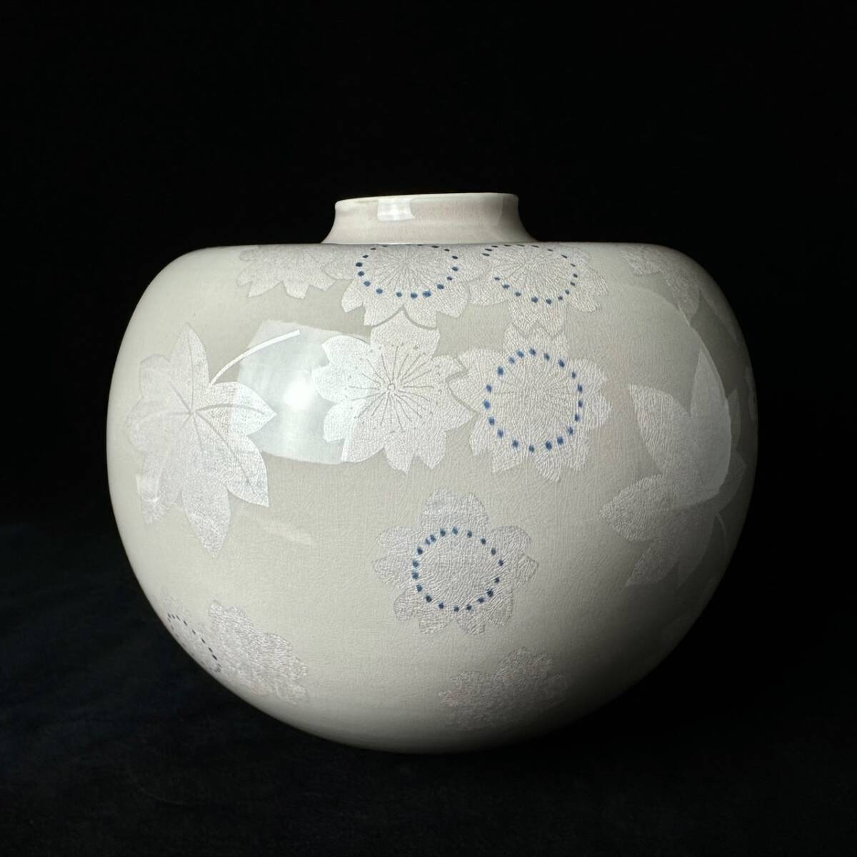 コレクター買取品 九谷焼 中田一於 造 淡桜釉裏銀彩花文壷 19 コレクター買取品 九谷焼 中田一於 造 淡桜釉裏銀彩花文壷 19