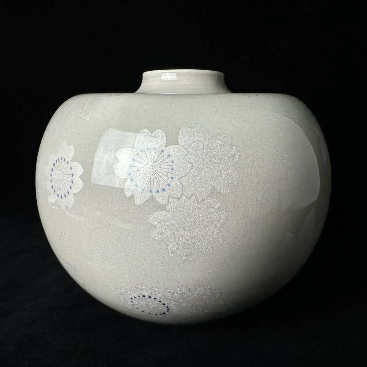 コレクター買取品 九谷焼 中田一於 造 淡桜釉裏銀彩花文壷 19 コレクター買取品 九谷焼 中田一於 造 淡桜釉裏銀彩花文壷 19