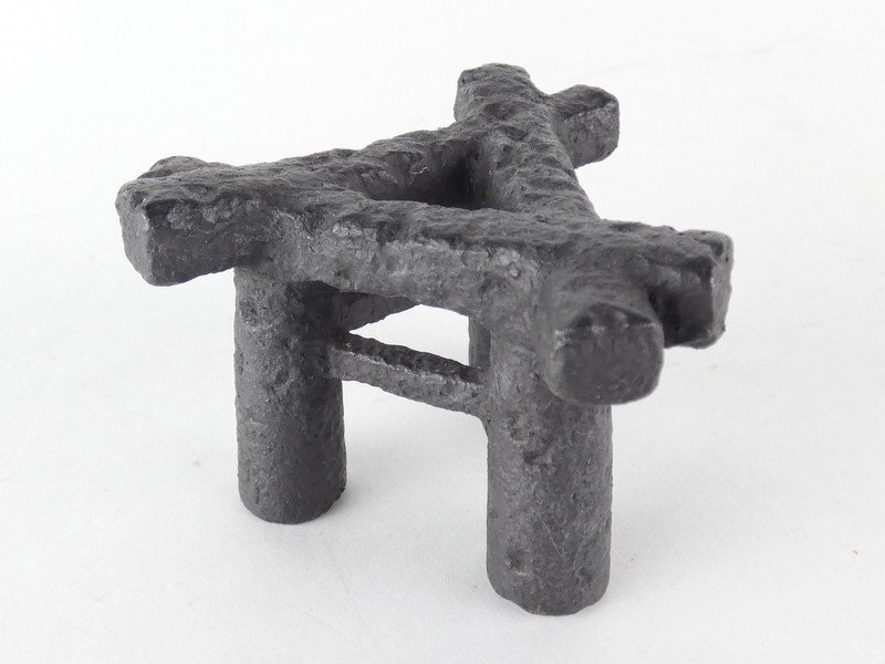 都屋】a71 釜師 畠春斎「三ツ鳥居 蓋置」共箱 幅 約6.5cm 高さ 都屋】a71 釜師 畠春斎「三ツ鳥居 蓋置」共箱 幅 約6.5cm 高さ
