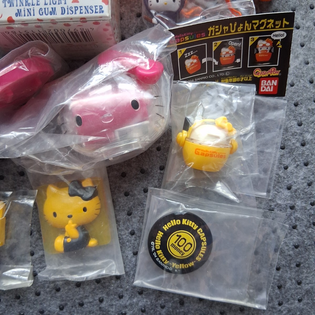 平成レトロ　サンリオ　ハローキティ　ミニカー 平成レトロ ハローキティミニカー付きパズル キティおもちゃ