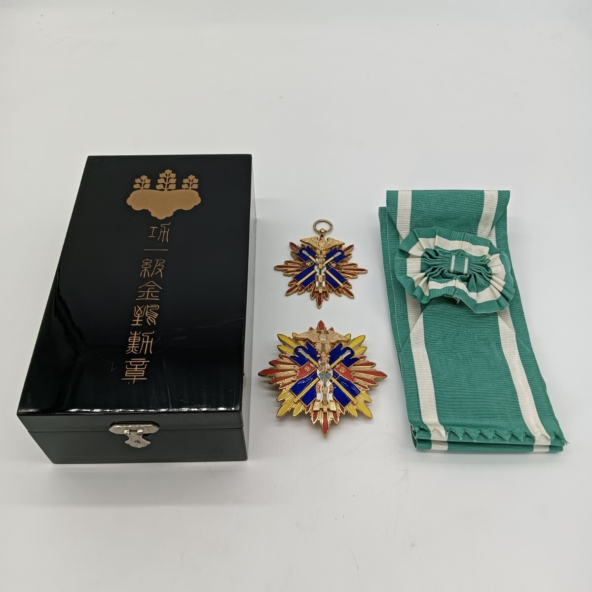 A2041】レア 功一級 金鵄勲章 複製品 レプリカ 正章副章 勲章 A2041】レア 功一級 金鵄勲章 複製品 レプリカ 正章副章 勲章