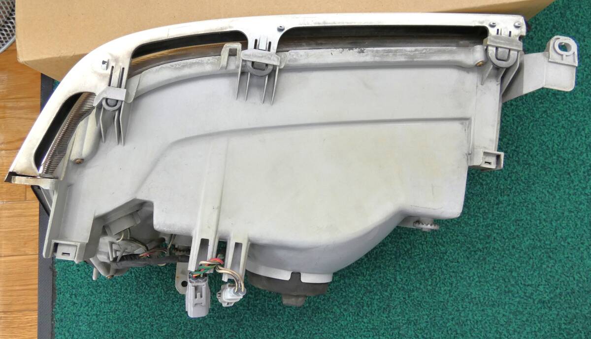 ☆ 中古品 トヨタ クラウン 純正品 17型 ハロゲン ヘッドライト 右側 KOITO 100-76941 長期在庫品 (ジャンク品扱いです)如何ですか?_画像3
