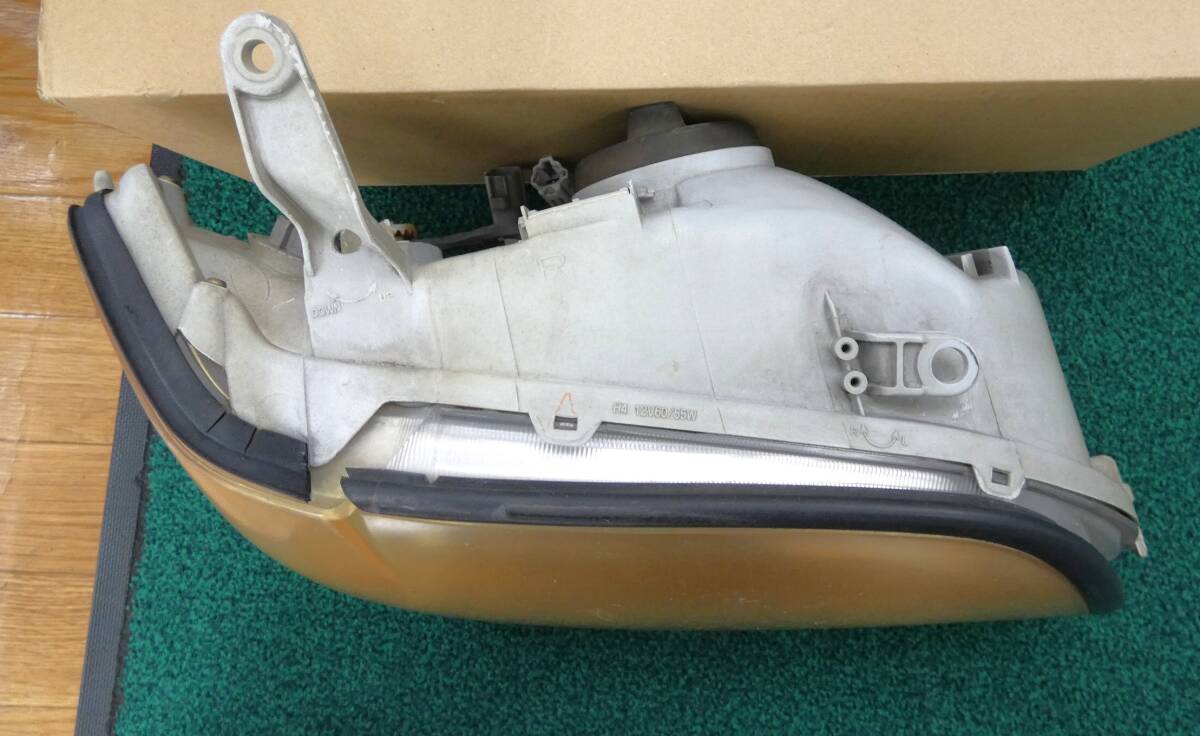 ☆ 中古品 トヨタ クラウン 純正品 17型 ハロゲン ヘッドライト 右側 KOITO 100-76941 長期在庫品 (ジャンク品扱いです)如何ですか?_画像2