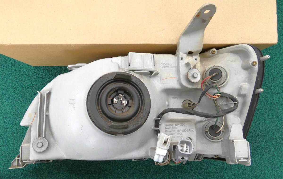 ☆ 中古品 トヨタ クラウン 純正品 17型 ハロゲン ヘッドライト 右側 KOITO 100-76941 長期在庫品 (ジャンク品扱いです)如何ですか?_画像4