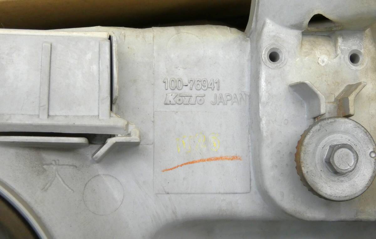 ☆ 中古品 トヨタ クラウン 純正品 17型 ハロゲン ヘッドライト 右側 KOITO 100-76941 長期在庫品 (ジャンク品扱いです)如何ですか?_画像6