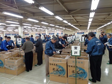 担当者自ら入札して仕入れています。