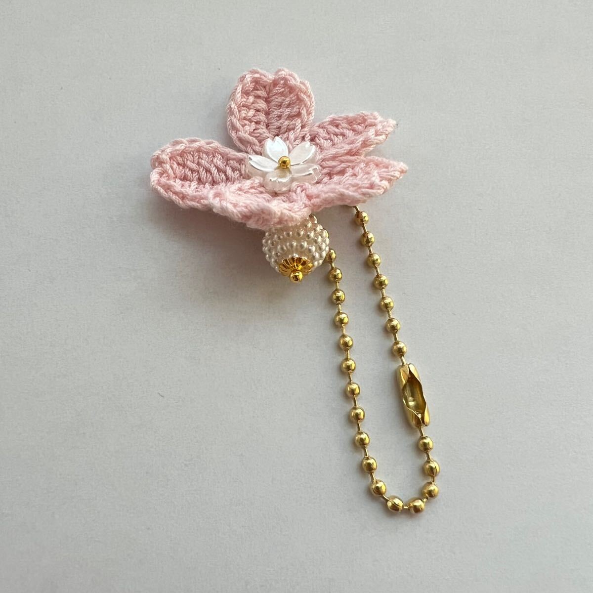 ?送料込み? ハンドメイド レース編み花　桜のチャーム　ボールチェーン　薄ピンク　めじるし