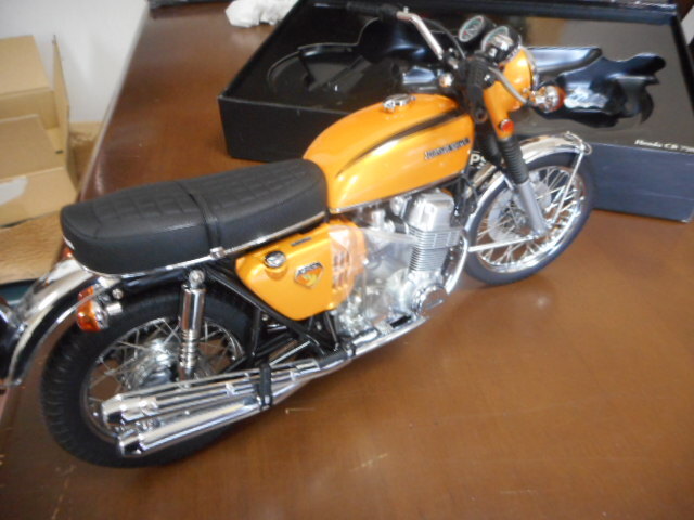 **1/6 Minichamps Honda CB750 Gold Minichamps Honda CB750 Gold 1968**
