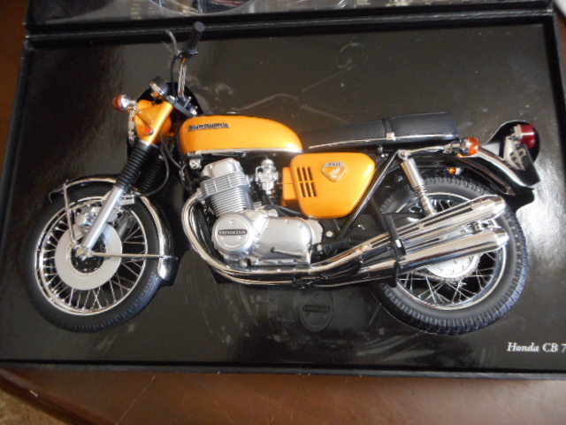 **1/6 Minichamps Honda CB750 Gold Minichamps Honda CB750 Gold 1968**
