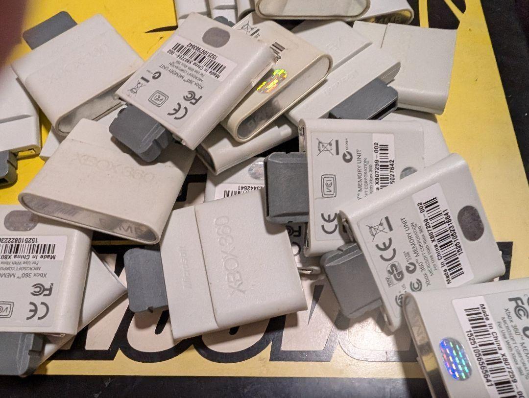 2 шт XBOX360 память 64MB Microsoft