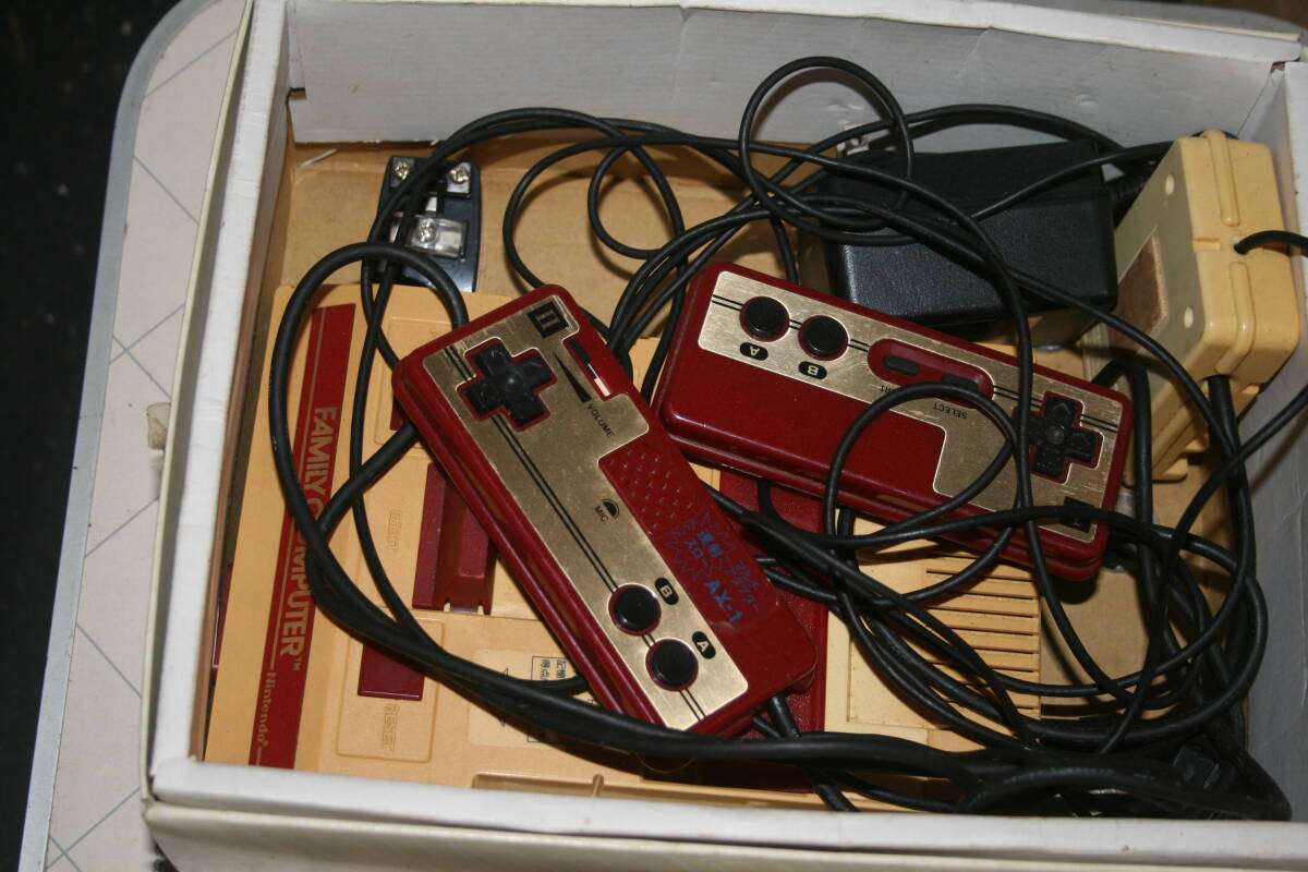 任天堂 ファミリーコンピューター:2セット Nintendo HVC-001 任天堂 ファミリーコンピューター:2セット Nintendo HVC-001