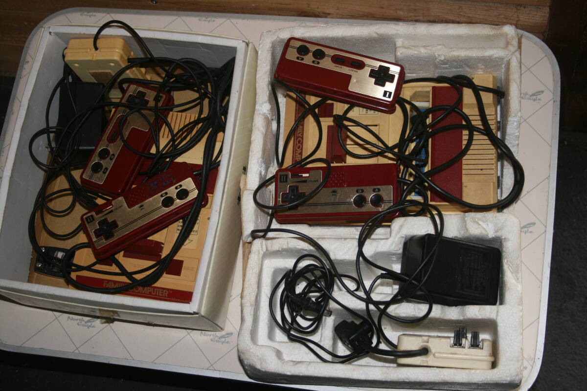 任天堂 ファミリーコンピューター:2セット Nintendo HVC-001 任天堂 ファミリーコンピューター:2セット Nintendo HVC-001